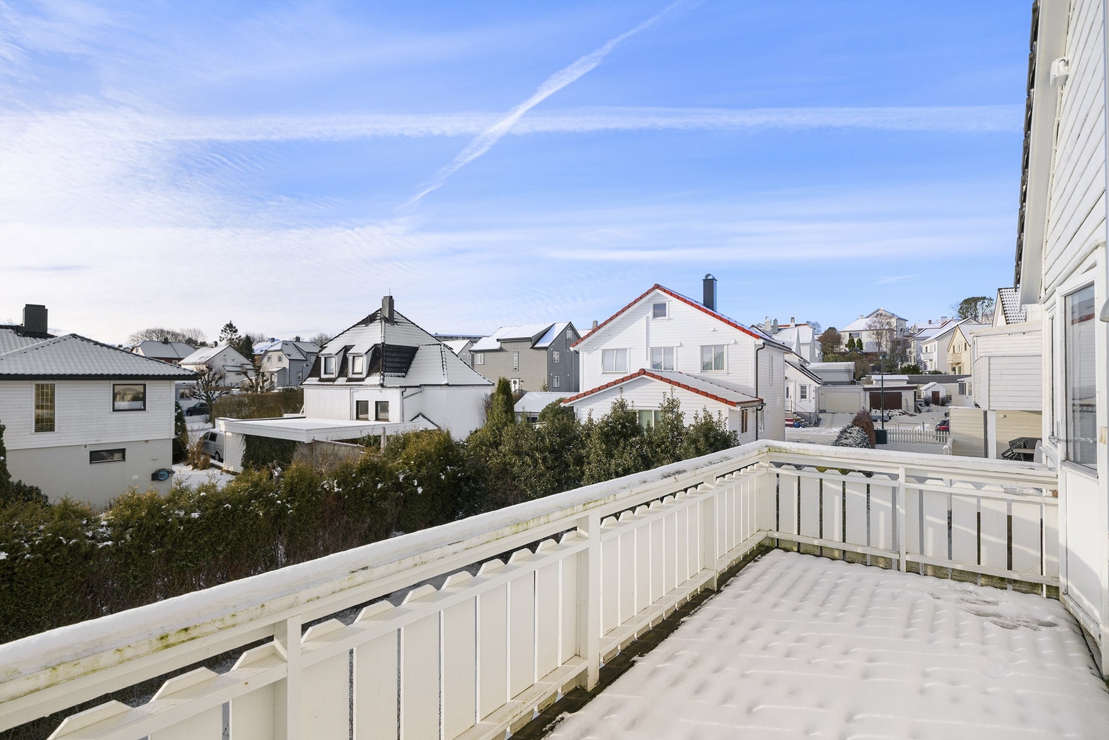 Balkongen er på ca. 10 kvm. God plass for hagemøbler. Galleribilde