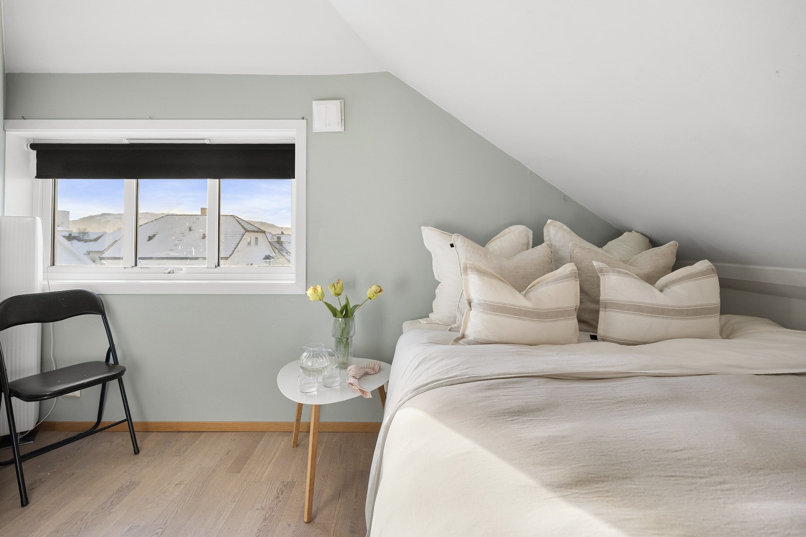 Hovedsoverommet har god plass til dobbeltseng og kommoder. Galleribilde