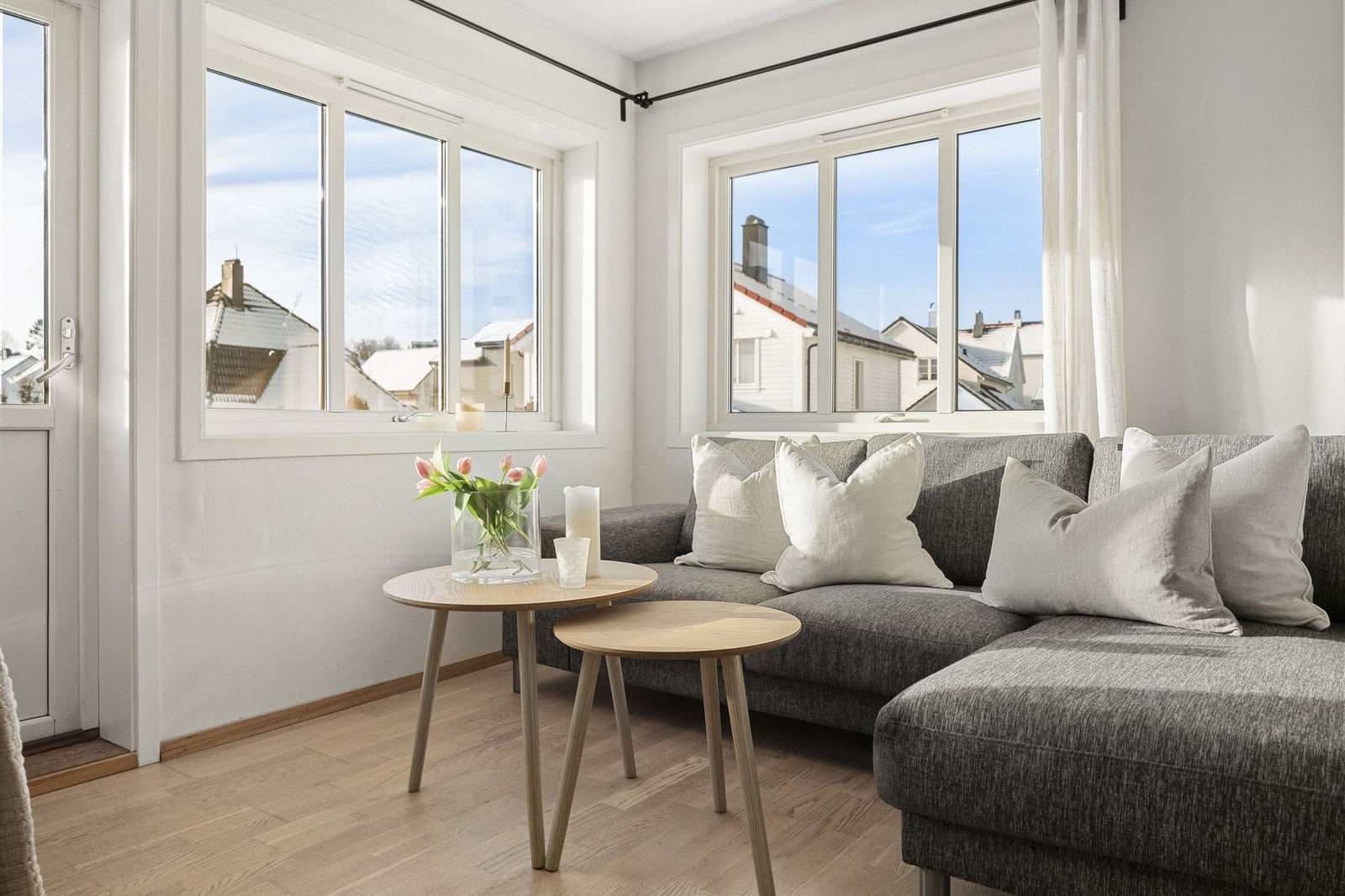 Store vindusflater slipper inn rikelig med naturlig lys. Galleribilde