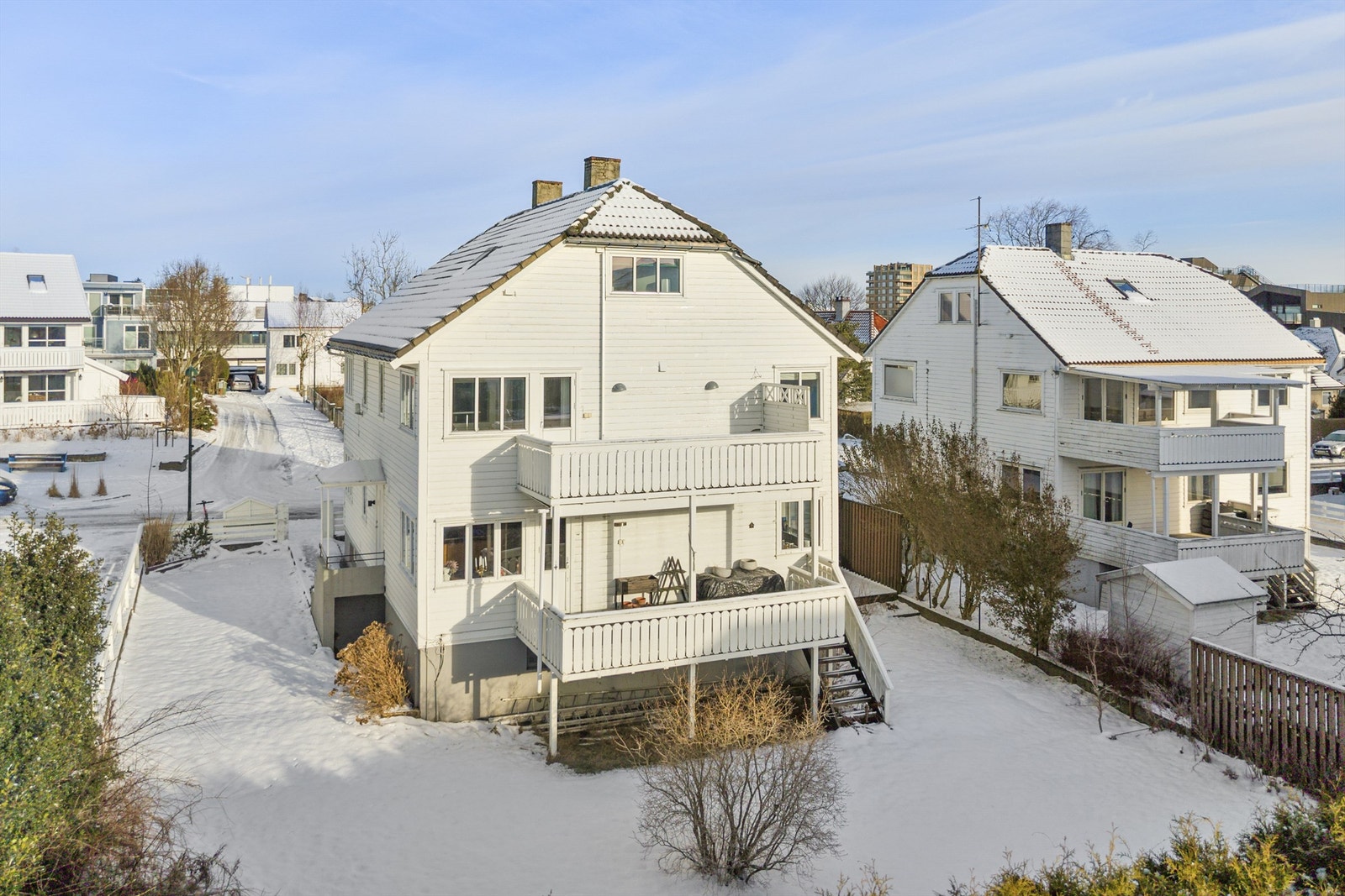 Romslig og solrik, felles hage. Balkongen i 2. etasje tilhører leiligheten. Galleribilde