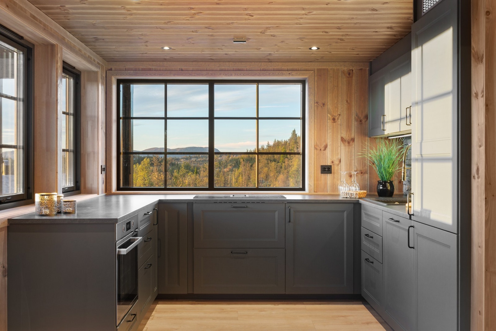 Kjøkken fra ikea med godt med skap- og benkeplass Galleribilde