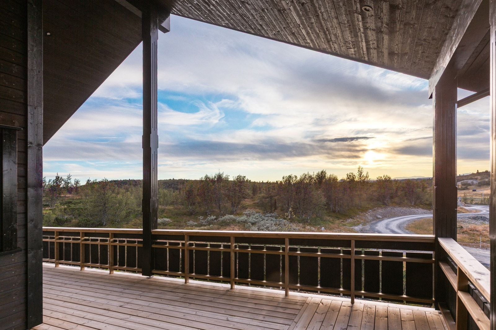 Romslig overbygget terrasse Galleribilde