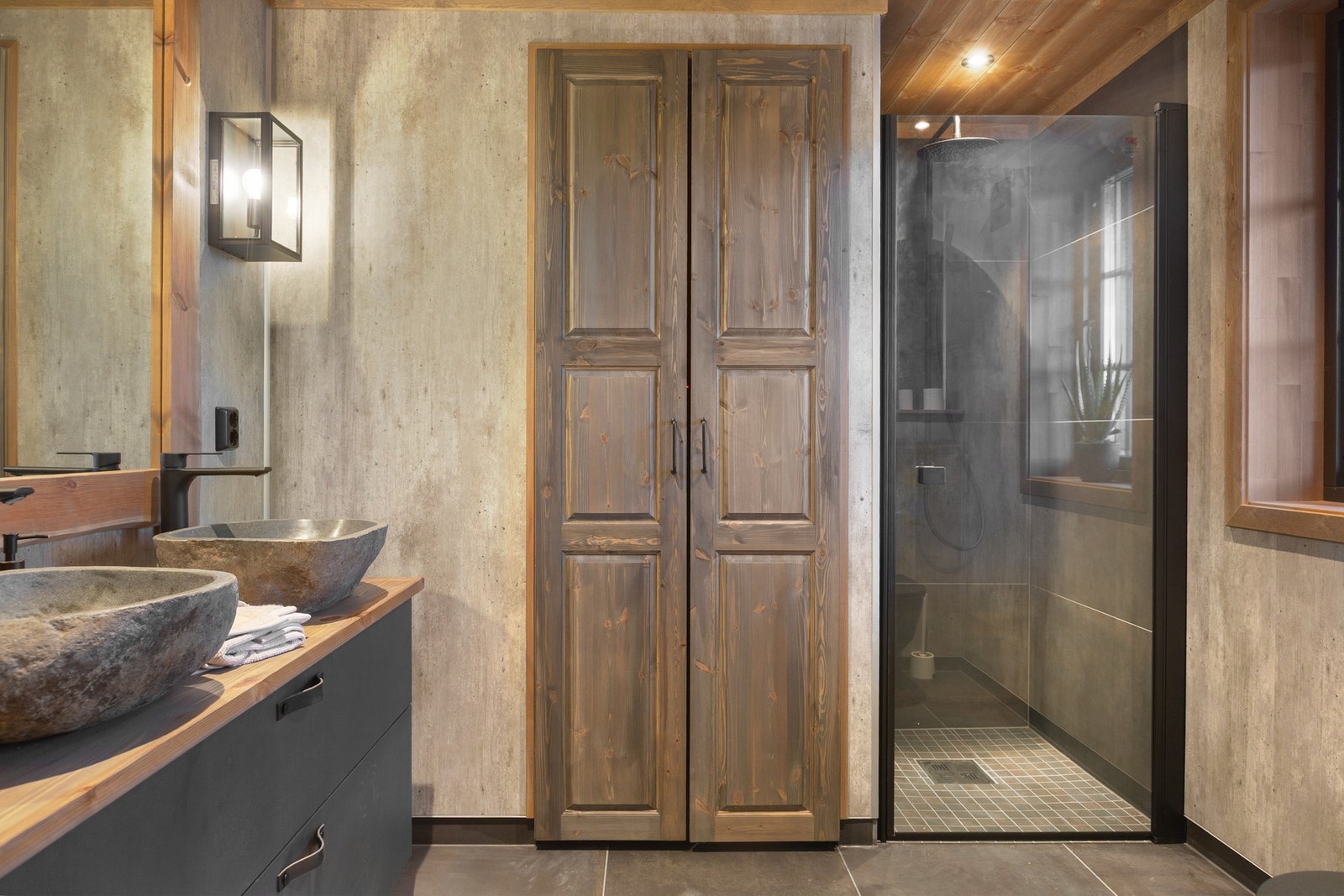 Opplegg til vaskemaskin skjult i skap på bad Galleribilde