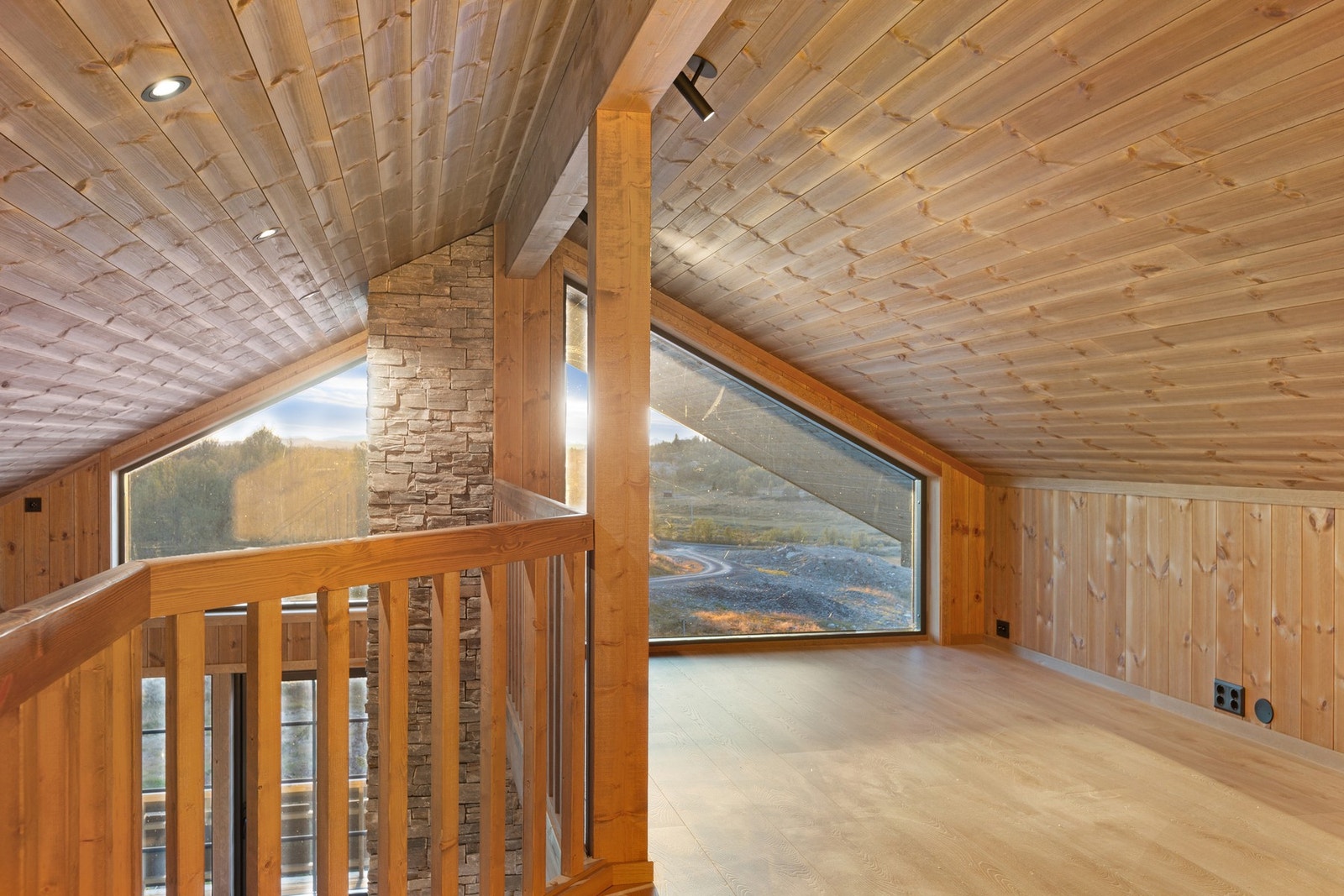 Hems under målbart areal. Trappeoppgang til disponibelt rom med utsikt mot fjellheimen. Galleribilde