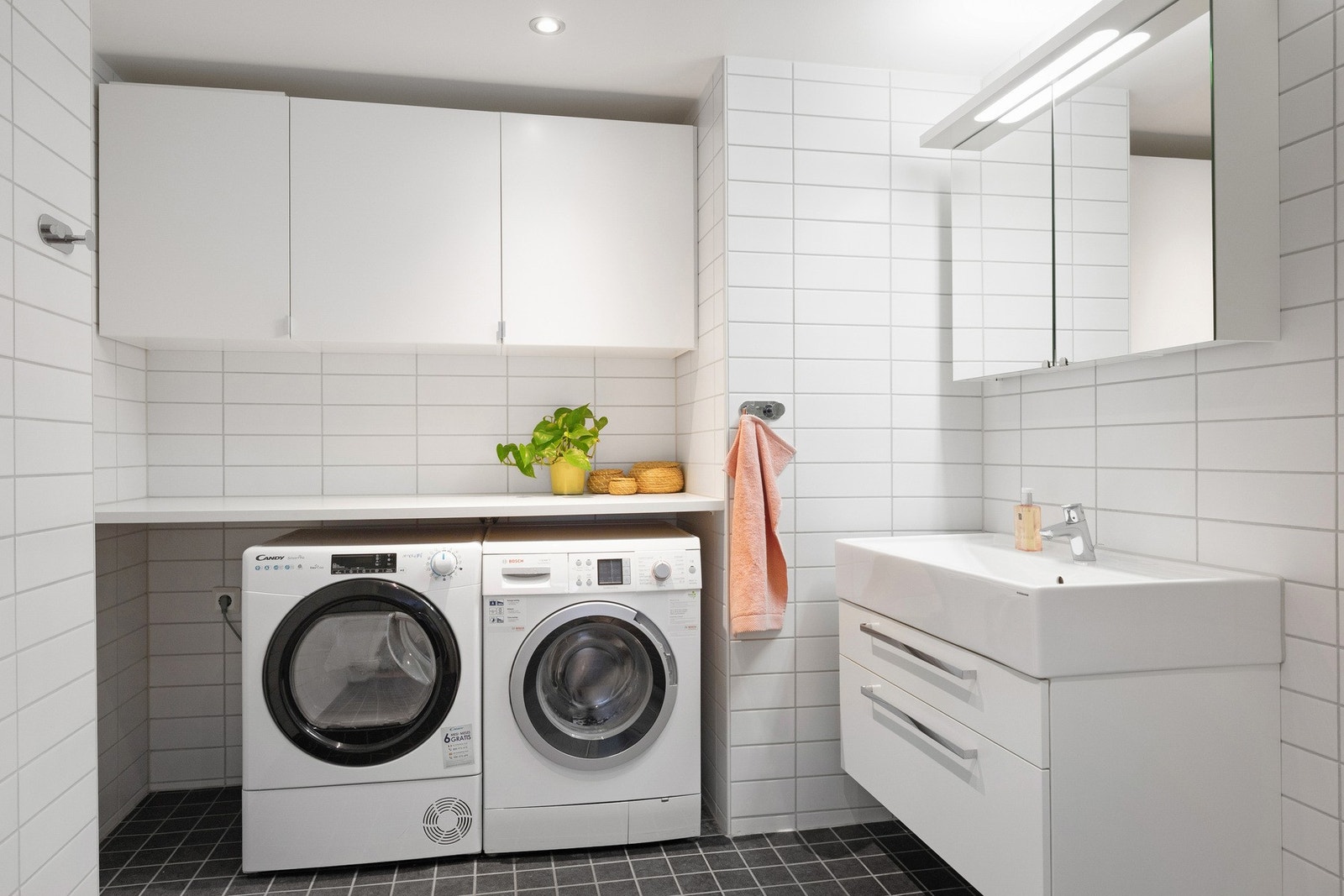 Innredningen består av servant med underskap, overskap med speil, vegghengt toalett og dusjhjørne. Galleribilde