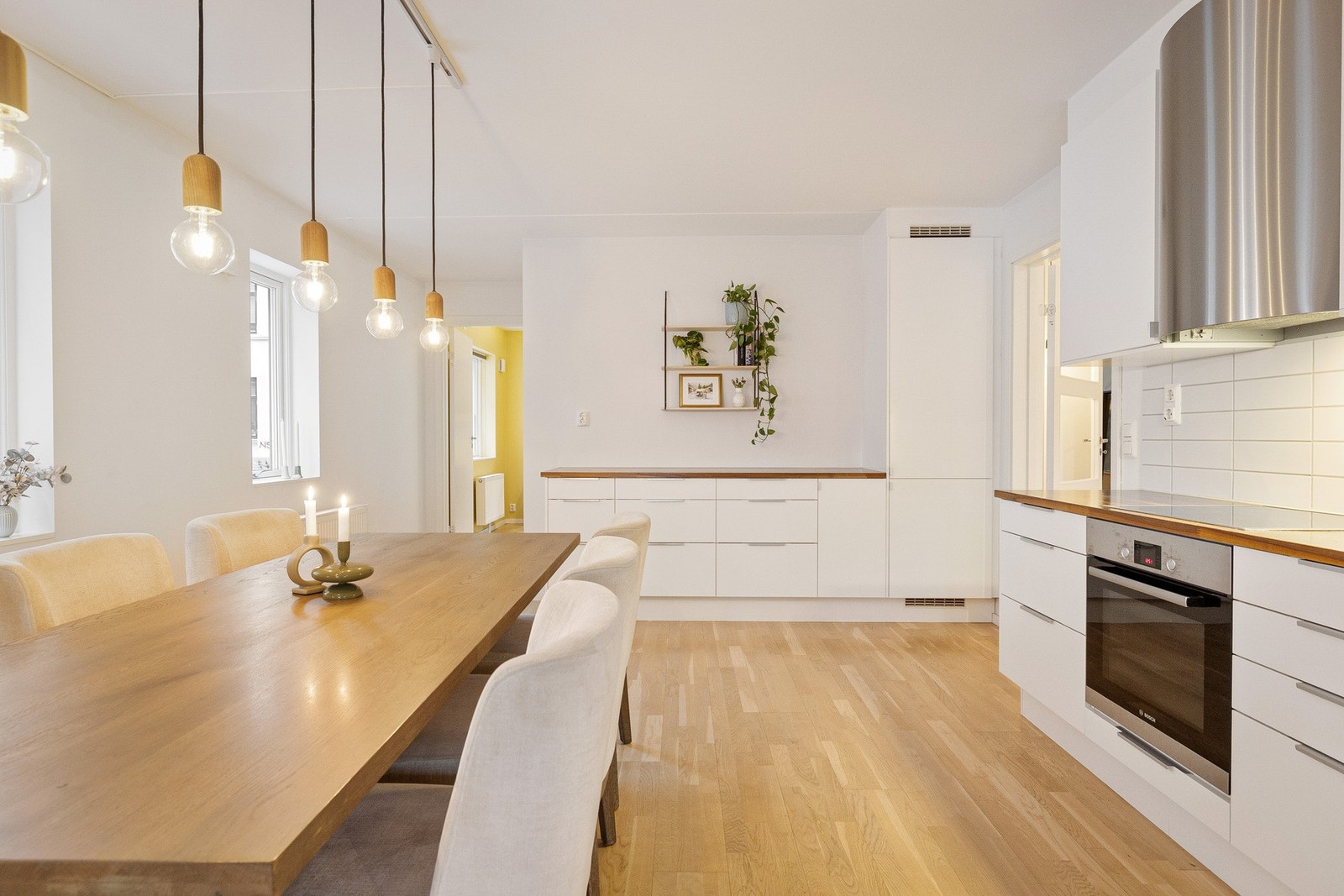 Kjøkkenet fra 2014 fremstår som tidløst og er innredet med slette fronter og benkeplate i tre. Galleribilde