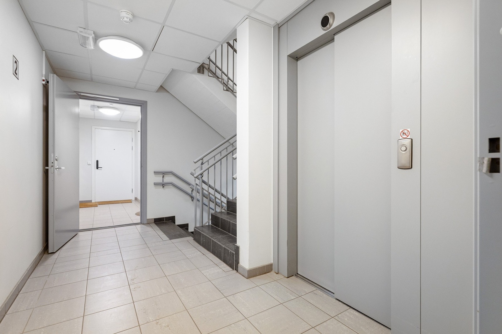 I bygget finnes en romslig heis med direkte adkomst til etasjen, som også går helt opp til takterrassen for enkel og svært praktisk tilgang. Galleribilde