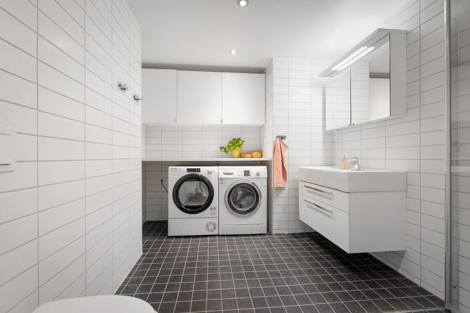 Badet er som resten av leiligheten fra 2014, og er flislagt med gulvvarme. Galleribilde