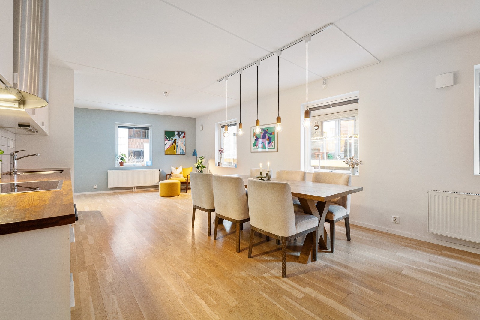 Kjøkkenet har også plass til en stor sittegruppe. Galleribilde