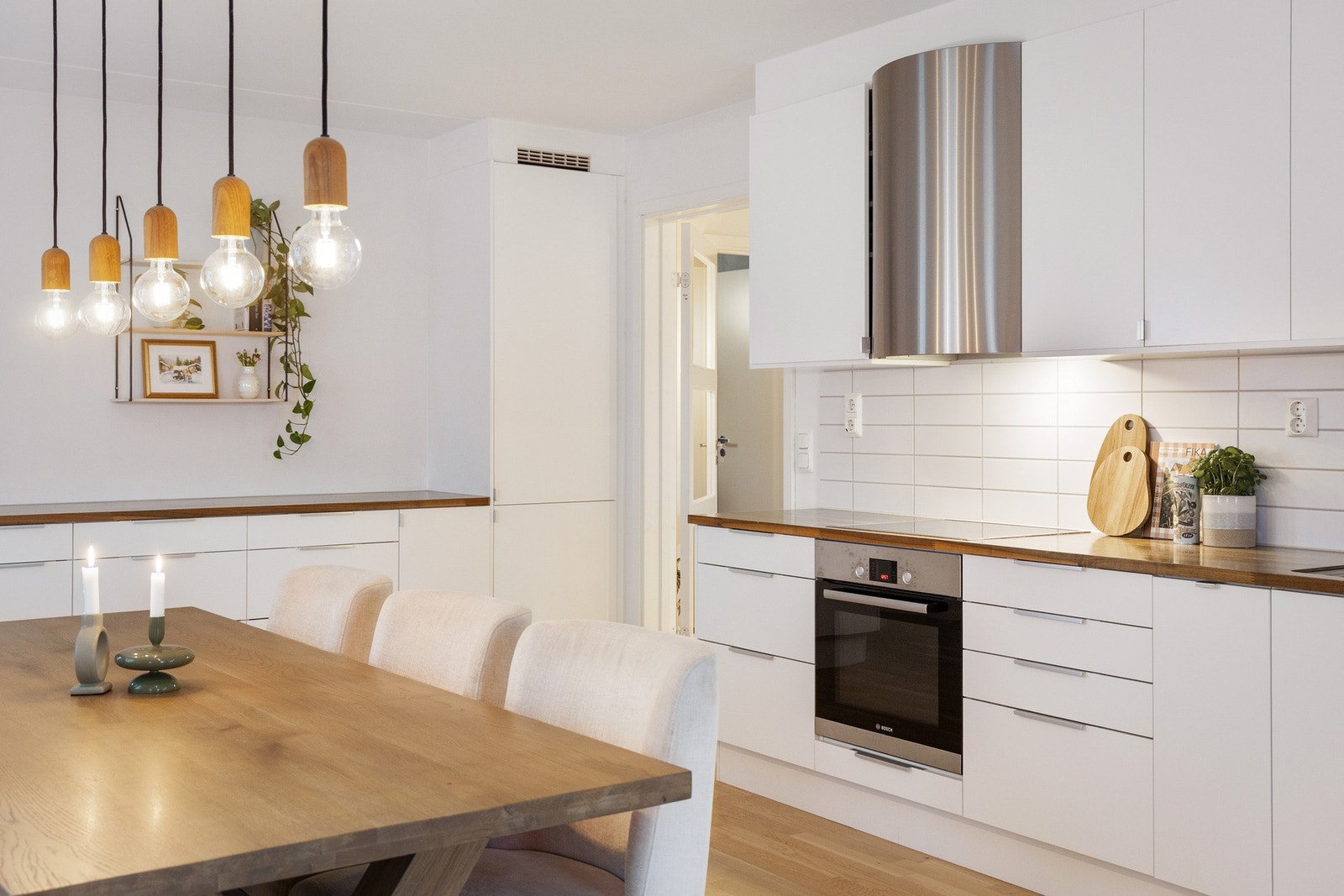 Inndelingen er både funksjonell og sosial, med god arbeidsplass og plass til spisegruppe. Her er det rikelig med skap- og benkeplass. Galleribilde