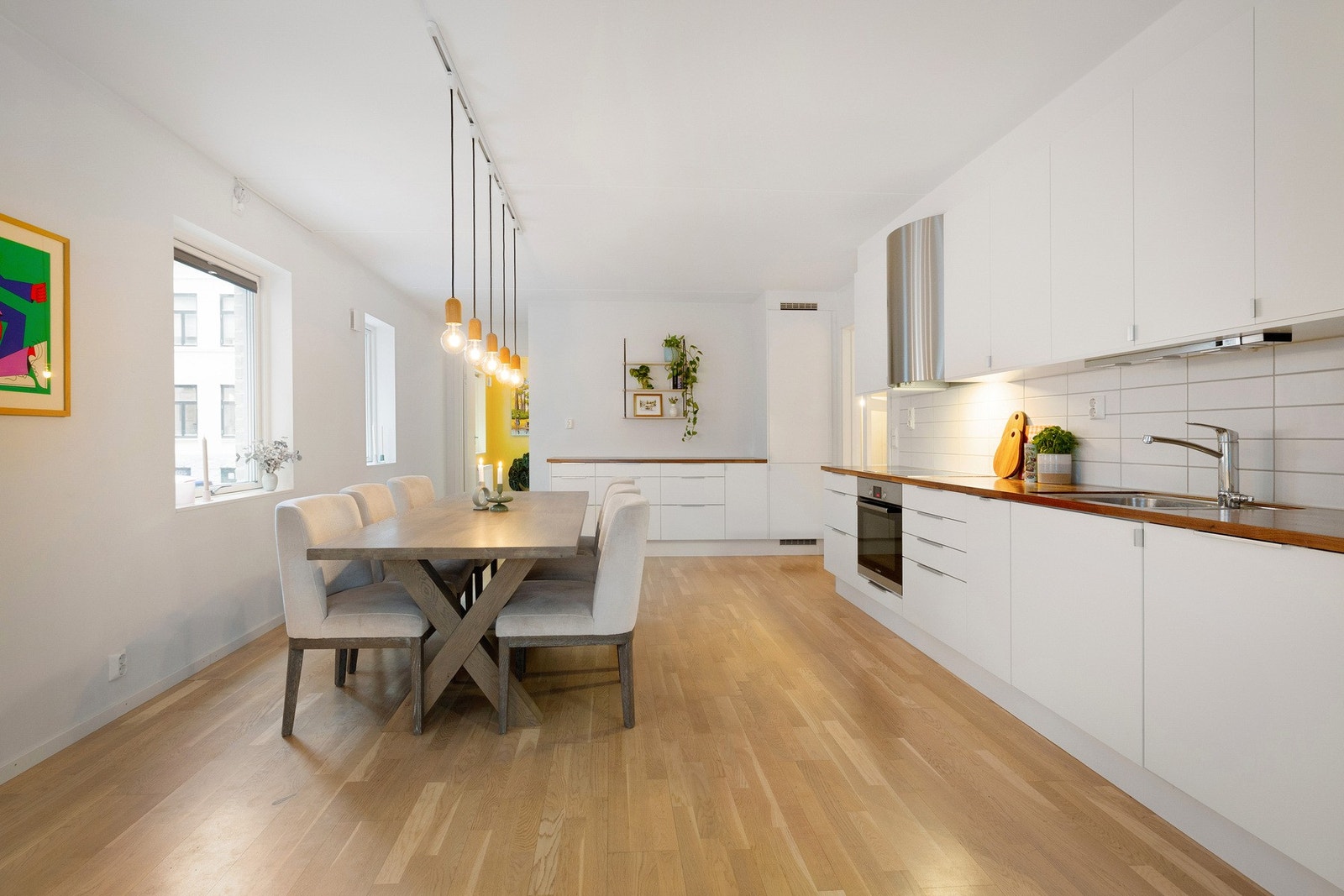 Leiligheten har en gjennomtenkt planløsning med en sosial og åpen stue- og kjøkkenløsning. Galleribilde