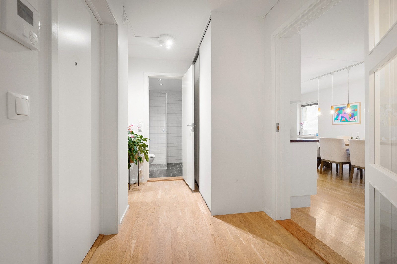 Herfra har du videre atkomst til bad, kjøkken og et av soverommene. Galleribilde