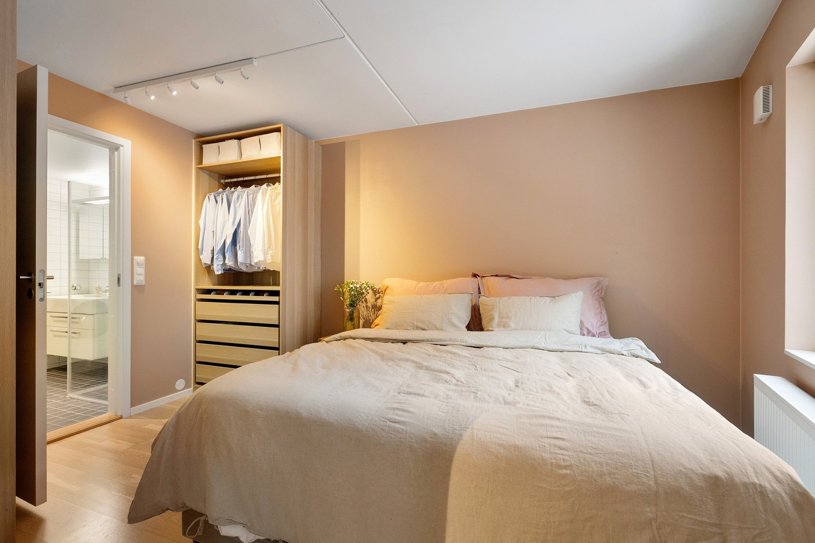 Rommet har plass til en stor dobbeltseng og garderobeløsning. Galleribilde