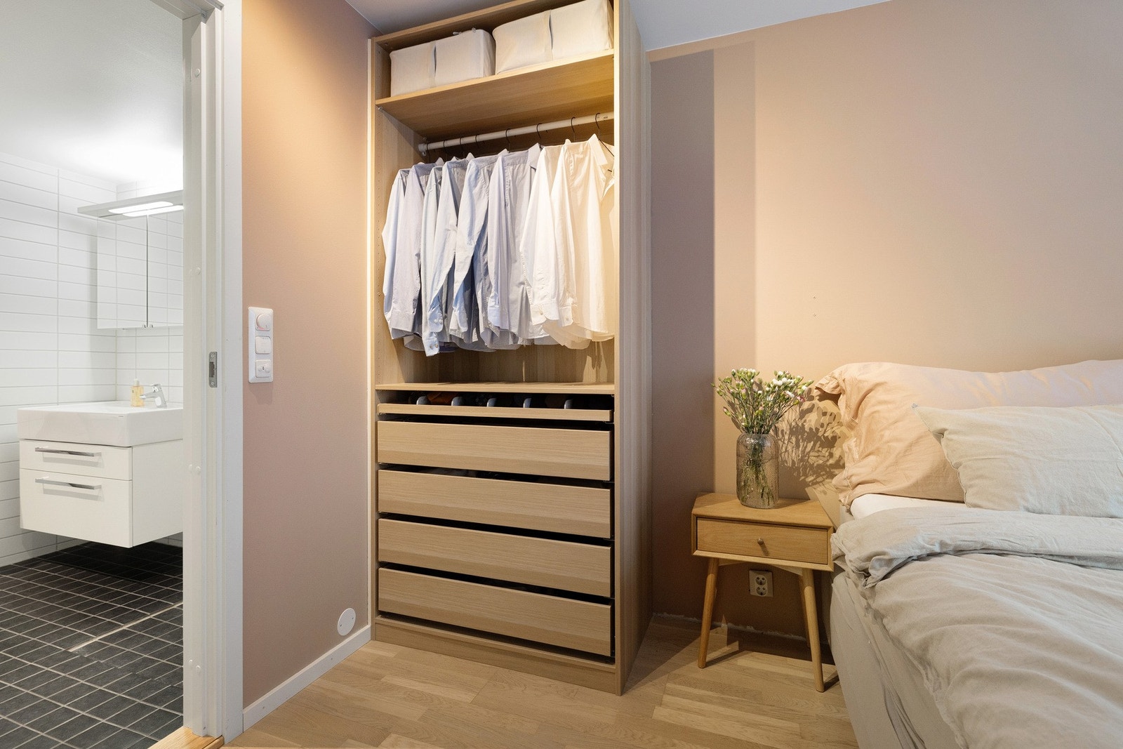 Garderobeskapene fra IKEA er svært praktiske og medfølger ved salget. Galleribilde