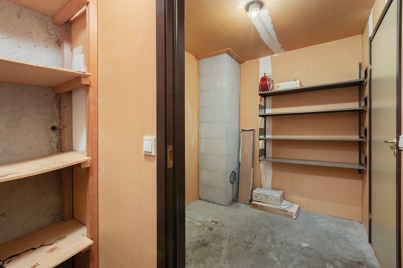 Boligen disponerer tre boder, som gir ekstra lagringsplass. Galleribilde