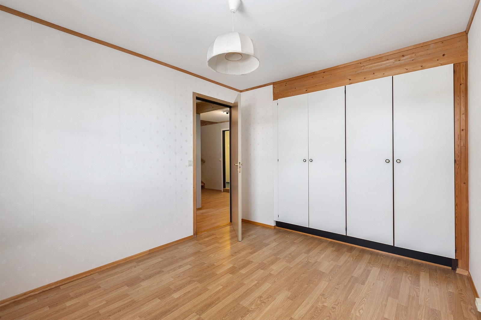 God oppbevaringsløsning med skyvedørsgarderobe og plassbygde skap på soverommene. Galleribilde