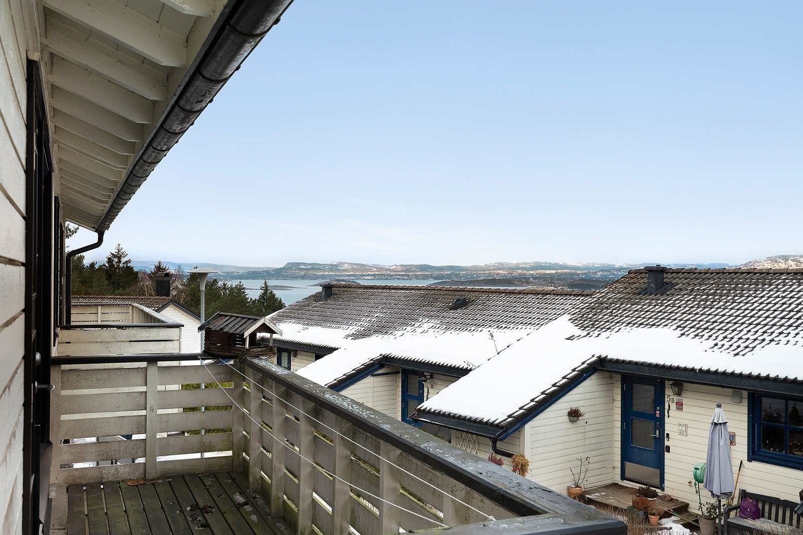 Fra stuen har du utgang til balkong med utsikt mot Oslofjorden. Galleribilde