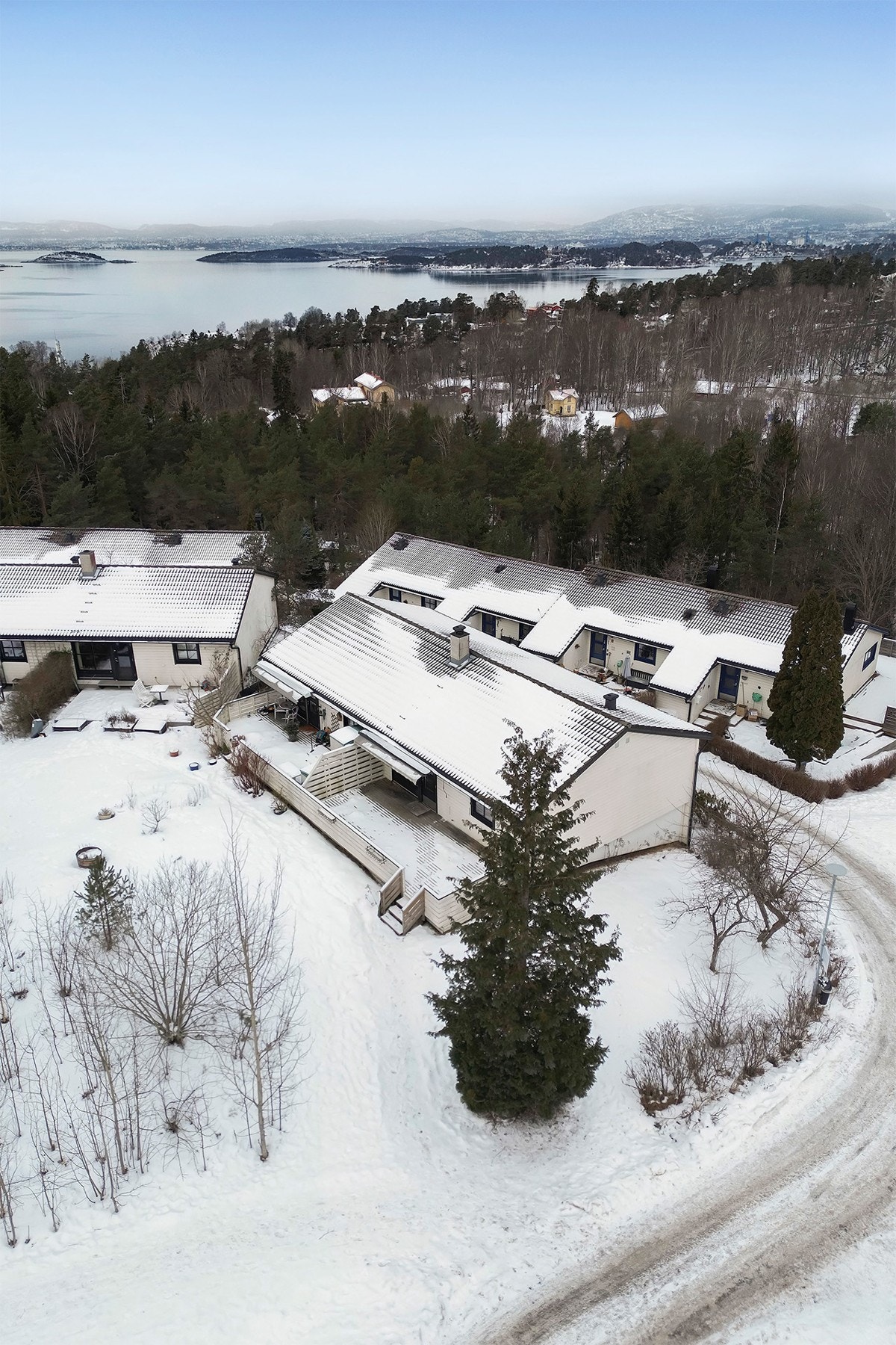 Her bor du nær natur, skog og sjø, med kort vei til rekreasjon, skoler, barnehager og kollektiv transport. Galleribilde