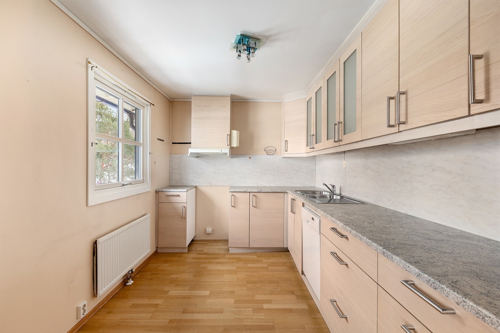 Kjøkken fra 2012 med profilerte fronter, glassfronter og benkeplaten av laminat. Galleribilde