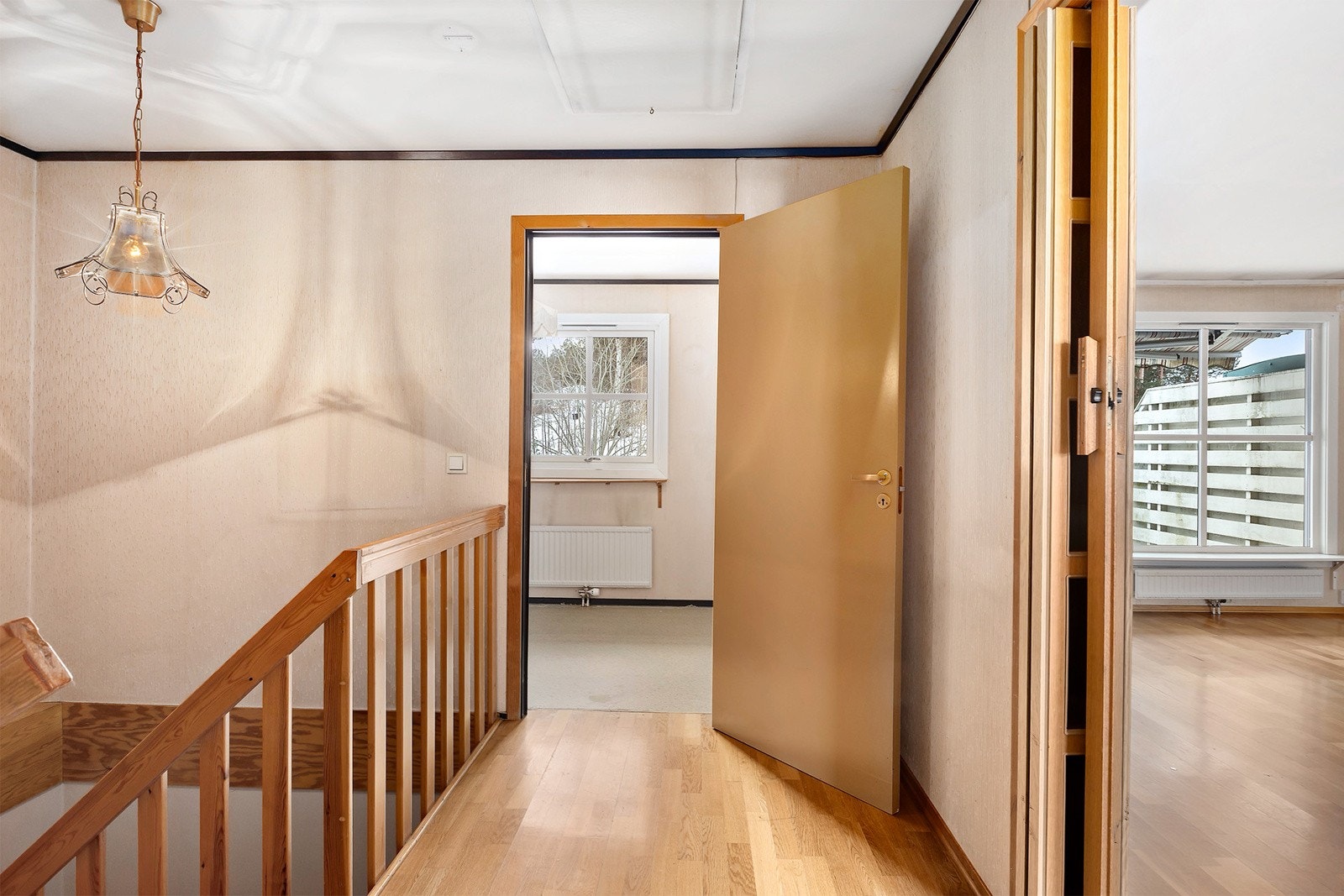 Fra trappen er det adkomst til alle boligens øvrige rom. Galleribilde