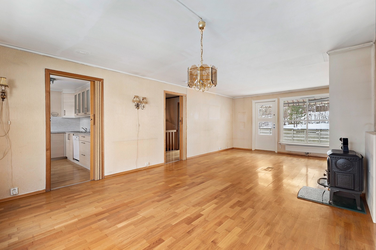 Hovedetasjen inneholder stue, kjøkken, toalettrom og ett soverom. Galleribilde