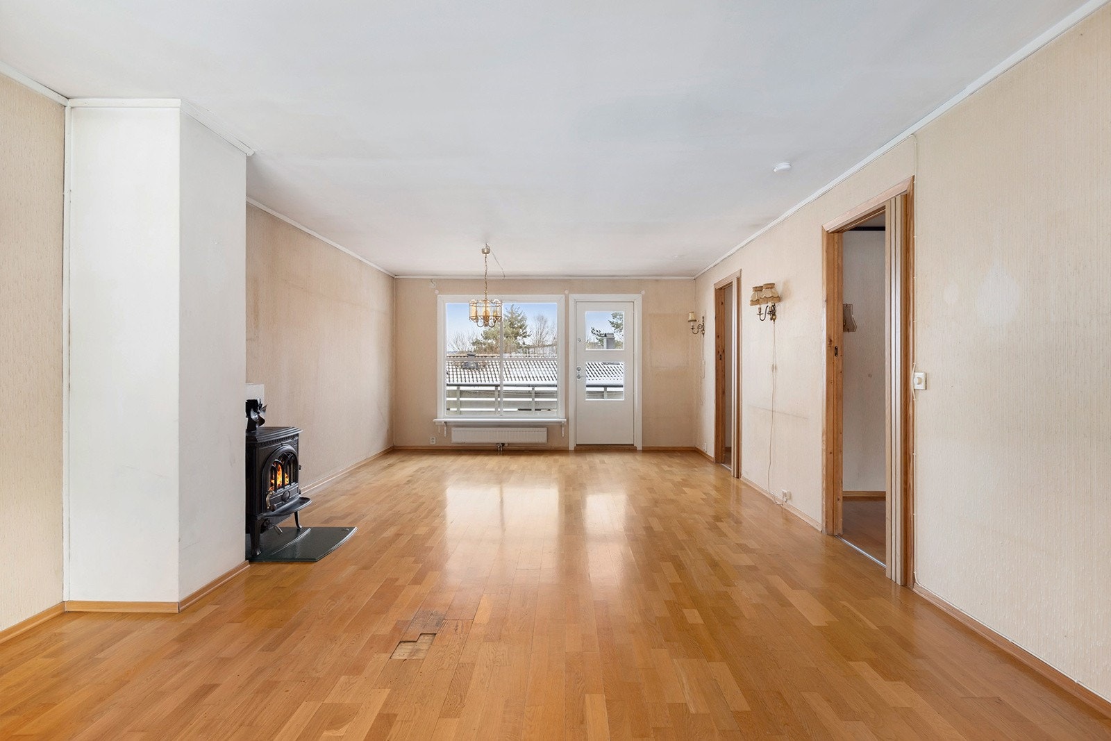 Lys og stor stue med mange gode møbleringsmuligheter. Galleribilde