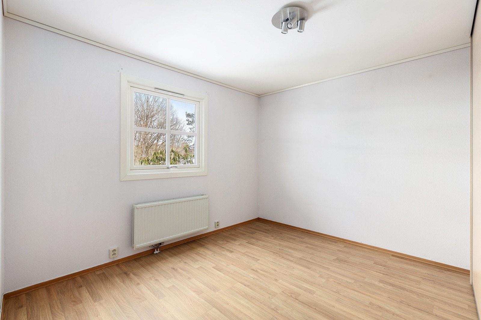 Soverom 2 med god plass til dobbeltseng og nattbord. Galleribilde