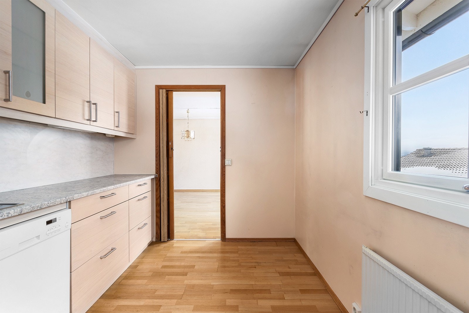 Kjøkkenet har godt med skap- og benkeplass. Galleribilde