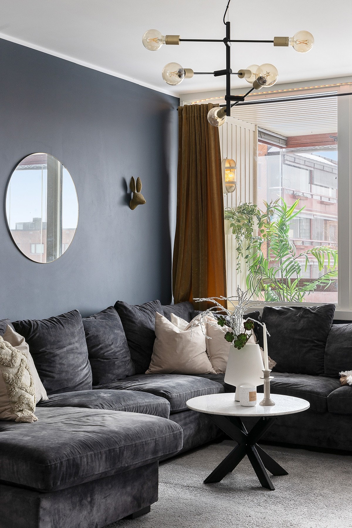 Store vindusflater gir godt med naturlig lys og setter stemningen. Galleribilde