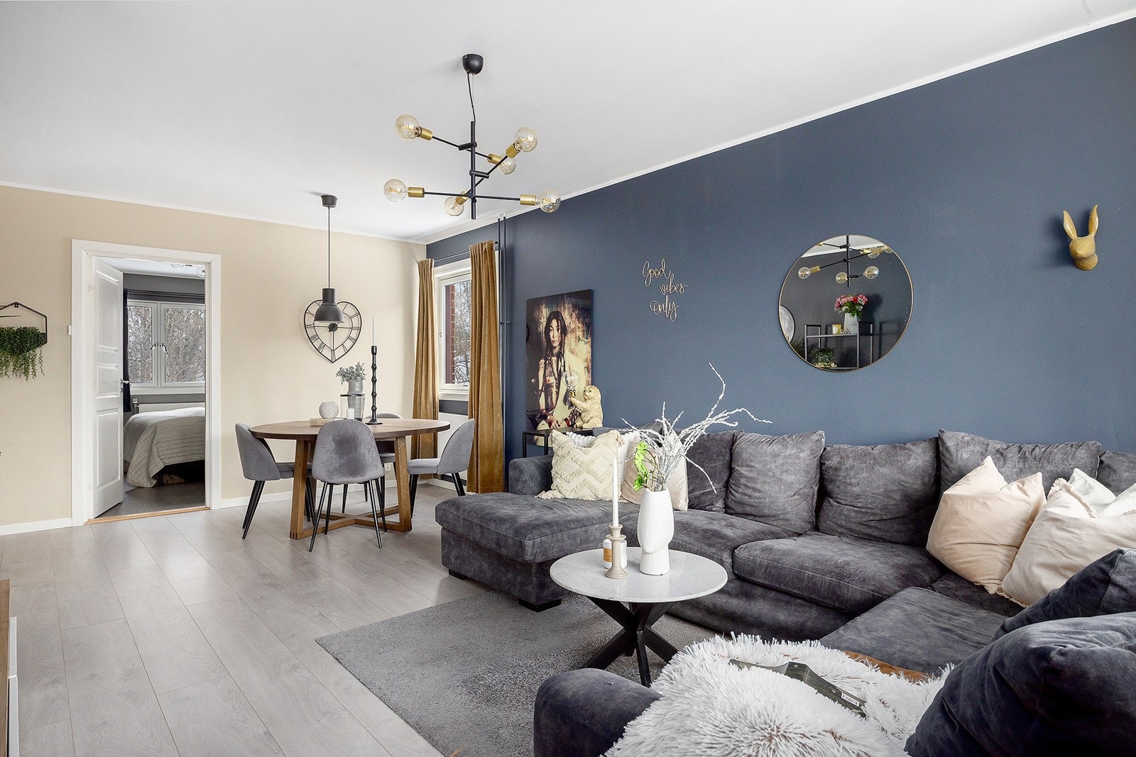 Naveed Iqbal v/OBOS Eiendomsmeglere har gleden av å presentere Stjernemyrveien 40! Foto: Junaid Hanif Galleribilde