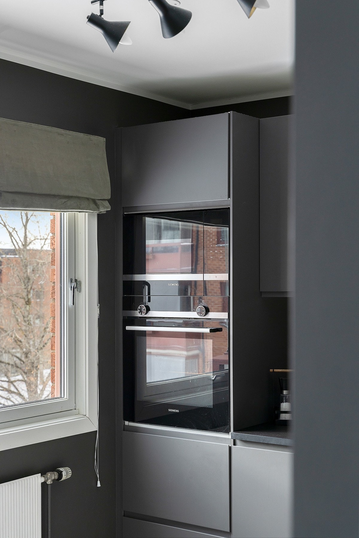 Kjøkkenet har integrerte hvitevarer fra Siemens av høy kvalitet. Galleribilde