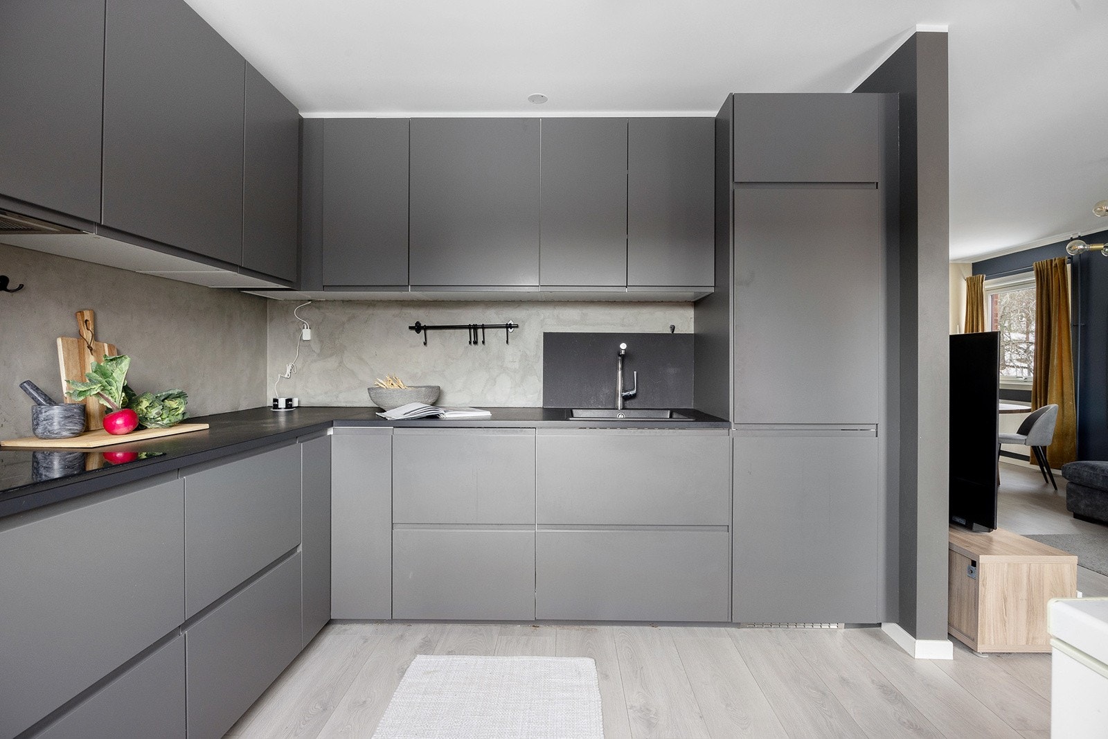 Kjøkkenet er romslig og har godt med oppbevaringsplass i kjøkkeninnredningen. Galleribilde