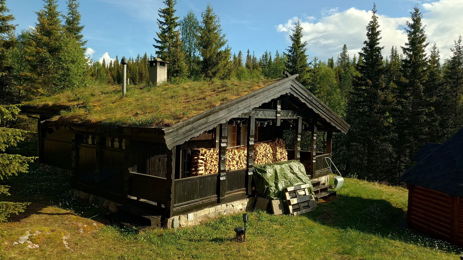 Ved behov kan man lagre ved på svalgangen for enkel tilgang gjennom vinteren. Galleribilde