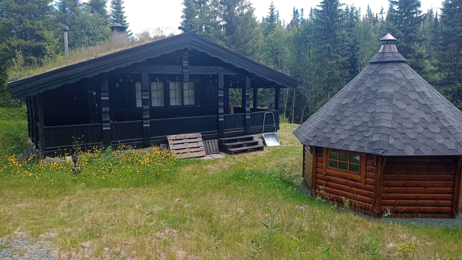 Velkommen til vakre og sjarmerende Håtovegen 6, hvor det er kjørevei helt frem, sommer som vinter. Galleribilde
