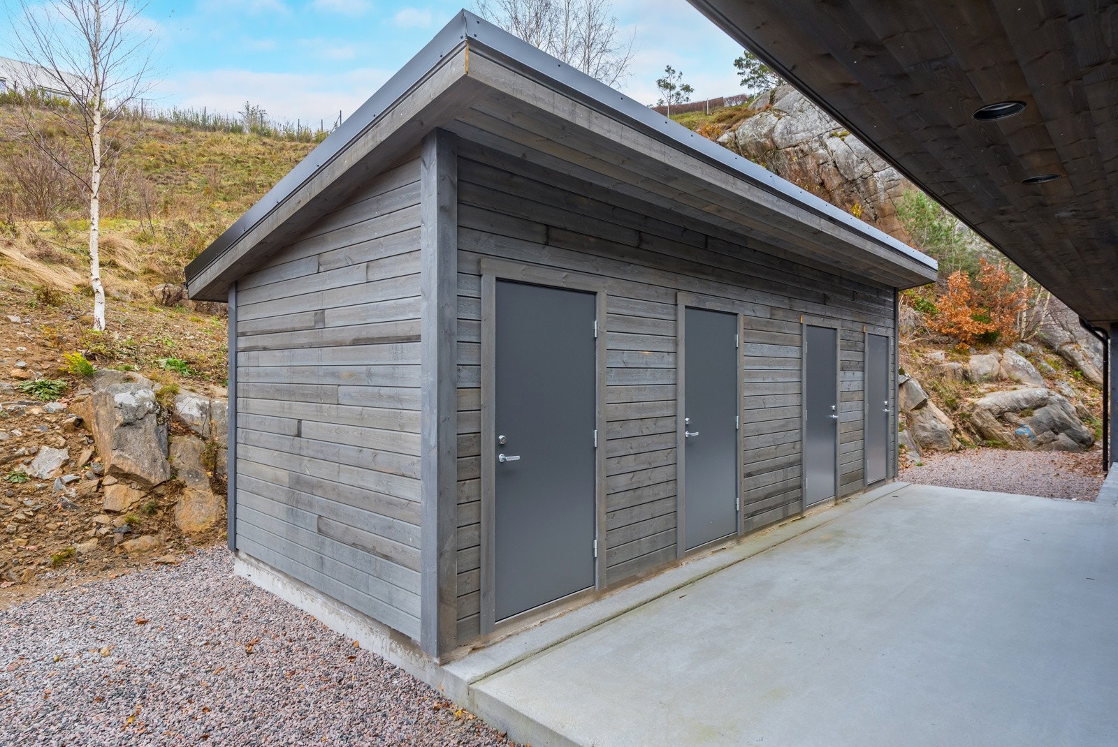 Utvendig bod har man like ved inngangen til boligen. Galleribilde