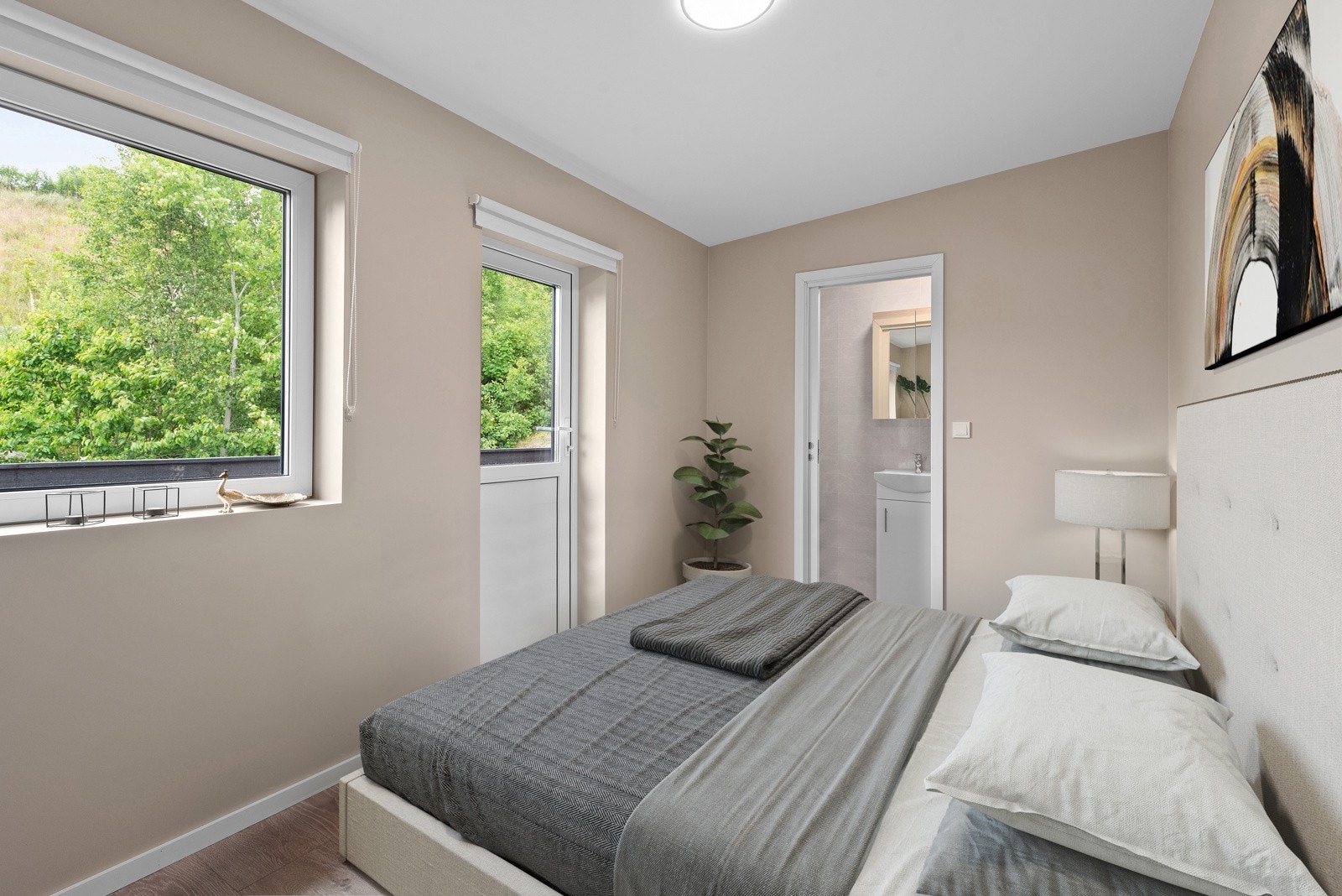 Soverommet er i god størrelse med plass til dobbeltseng. Klesoppbevaring i eget rom før bad. (Bildet er digitalt møblert) Galleribilde