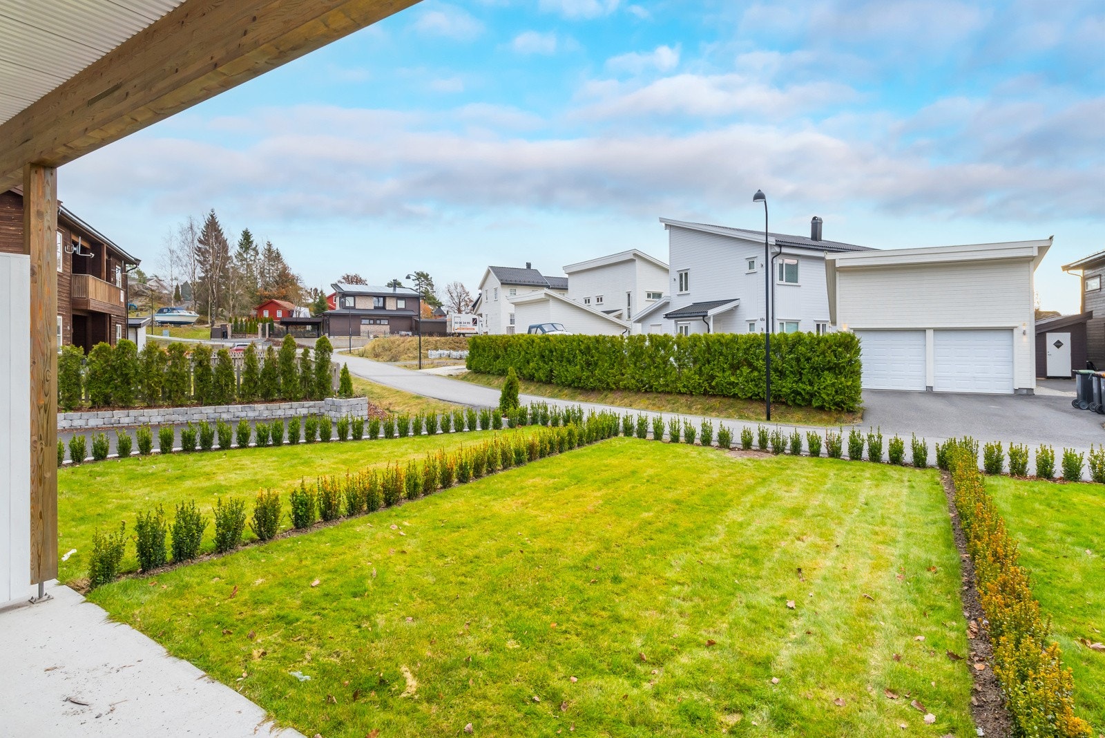 Leiligheten har enkelt men pent opparbeidet hage med plen og hekk - hvor du selv kan skape deg hyggelig uterom etter ønske. Galleribilde