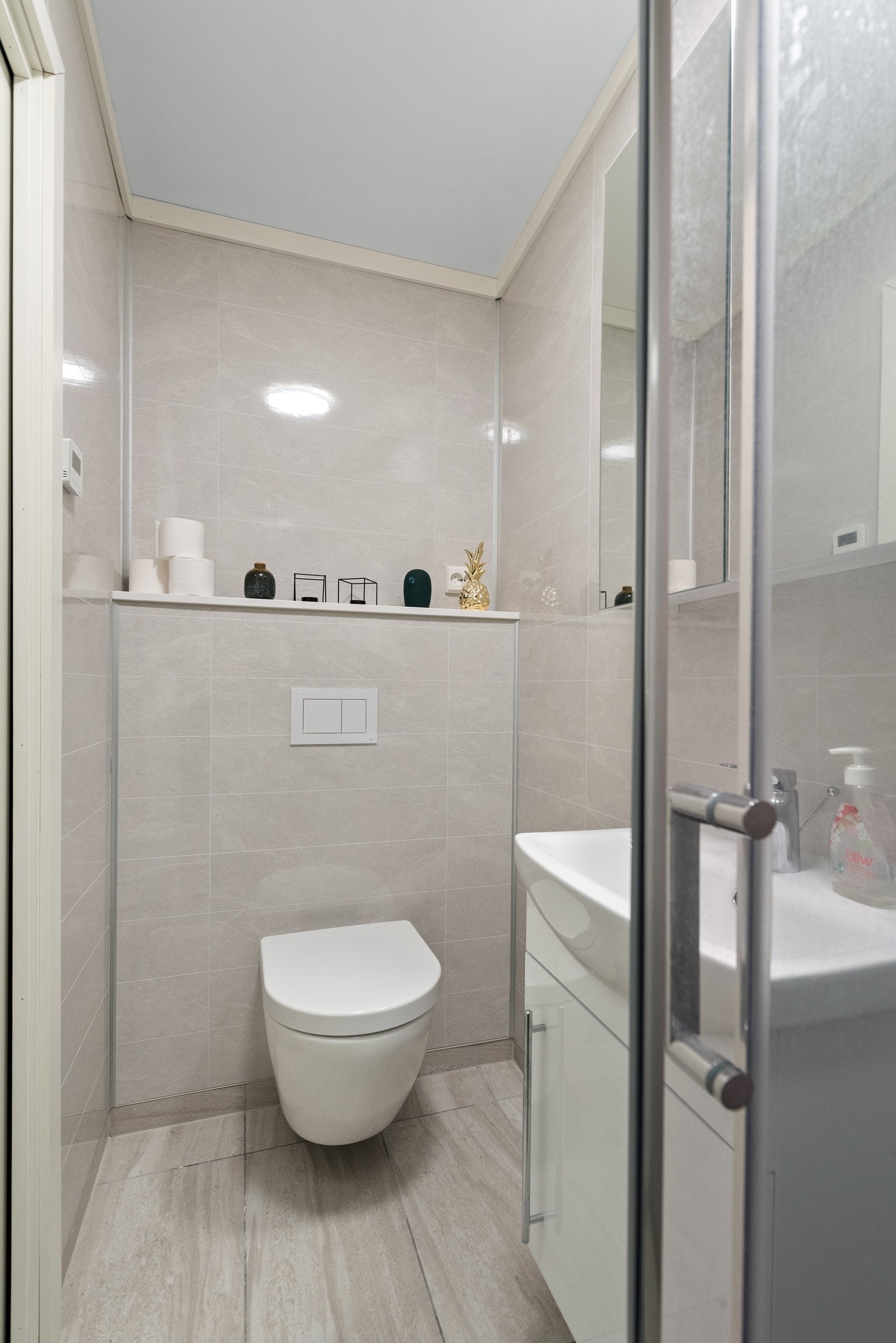 Badet i 2.etg hører til hovedsoverommet. Badet har fliser på gulv med vannbåren varme. Garderoberom i mellom bad og soverommet. Galleribilde