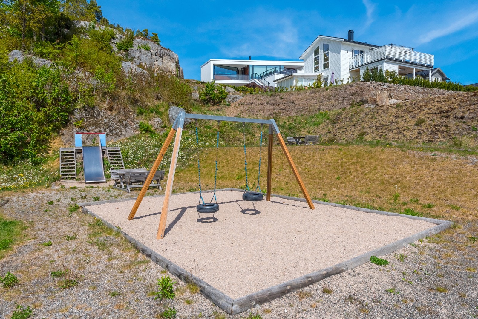 Her er det flere fellesareal som er pent opparbeidet, som her, med lekeplass for de minste. Lengre oppe på feltet er det fotballbane. Galleribilde