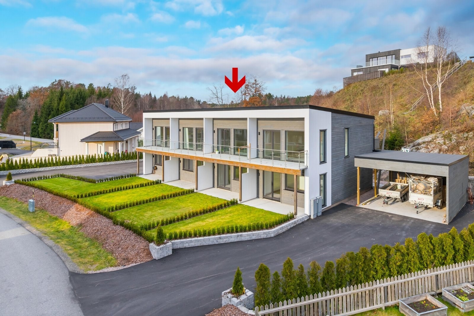 Leiligheten har tilhørende carport med el bil lader og egen båtplass på Løvøya boligfelts bryggeanlegg. Galleribilde