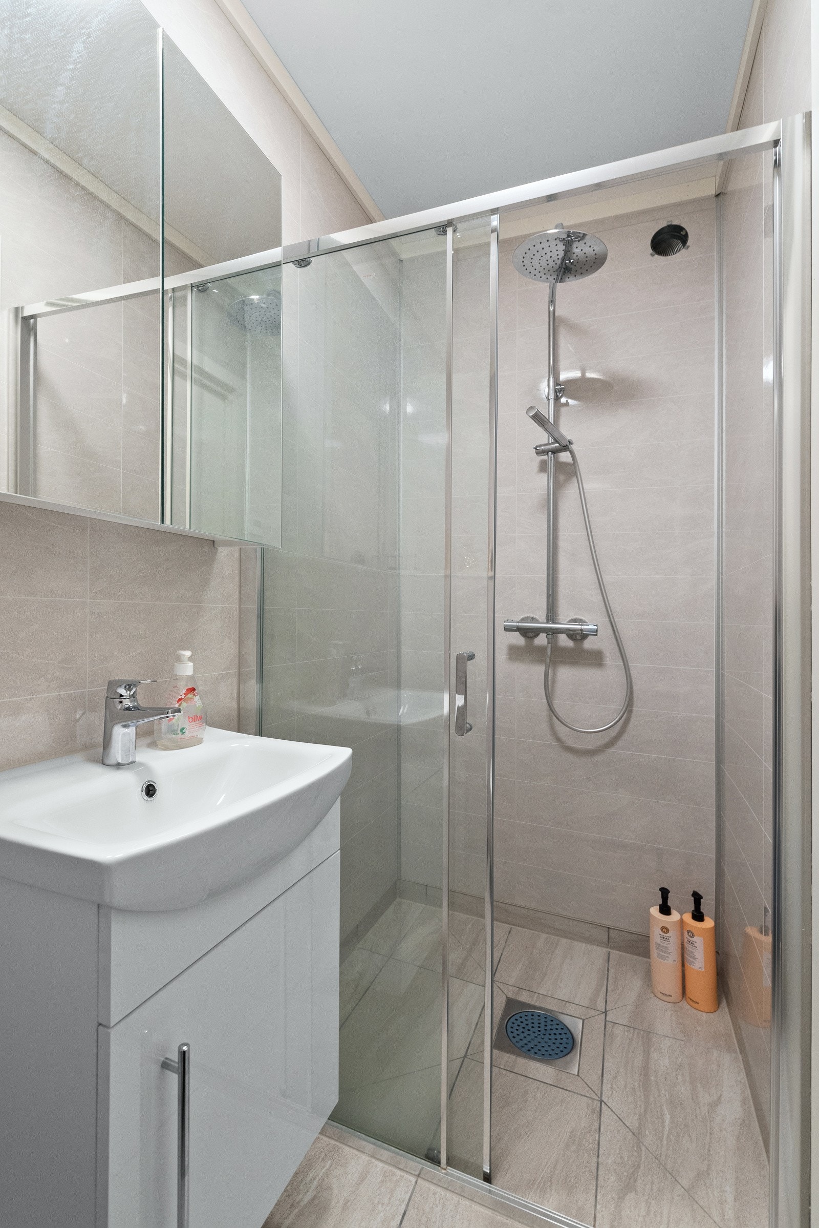 Tidløst og pent med inndredning, speilskap, toalett og dusj. Galleribilde