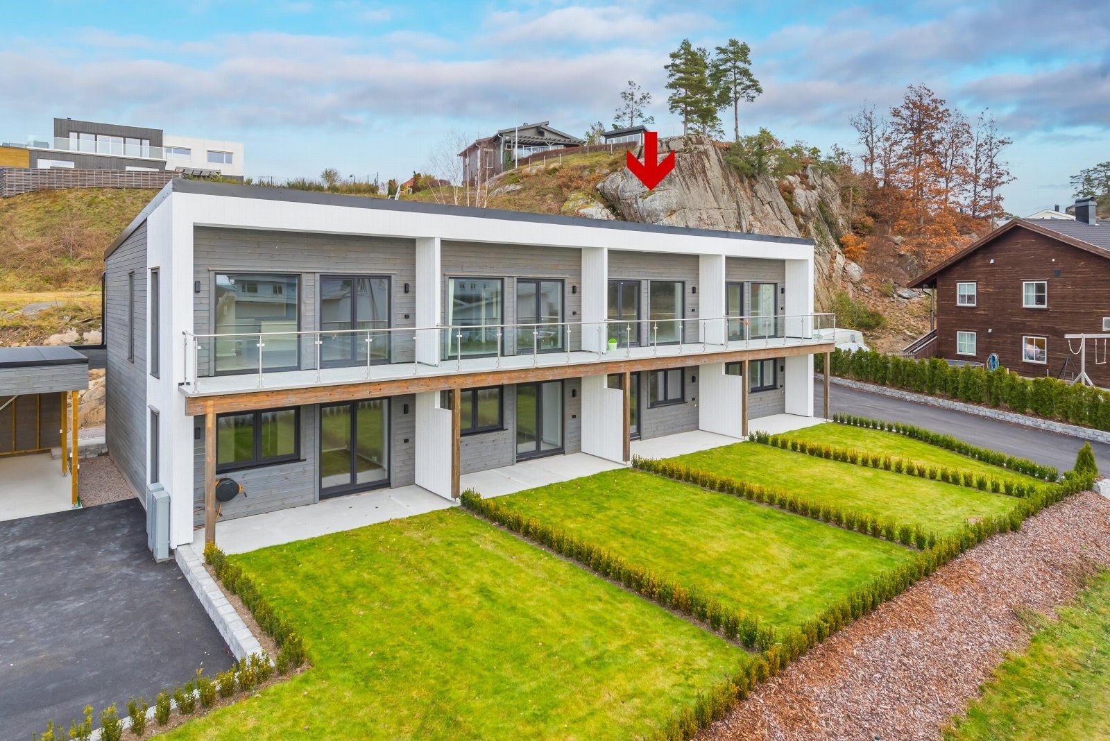 En moderne og lekker leilighet over 2 etasjer, med solrik balkong og utgang til egen hage med plen. Galleribilde