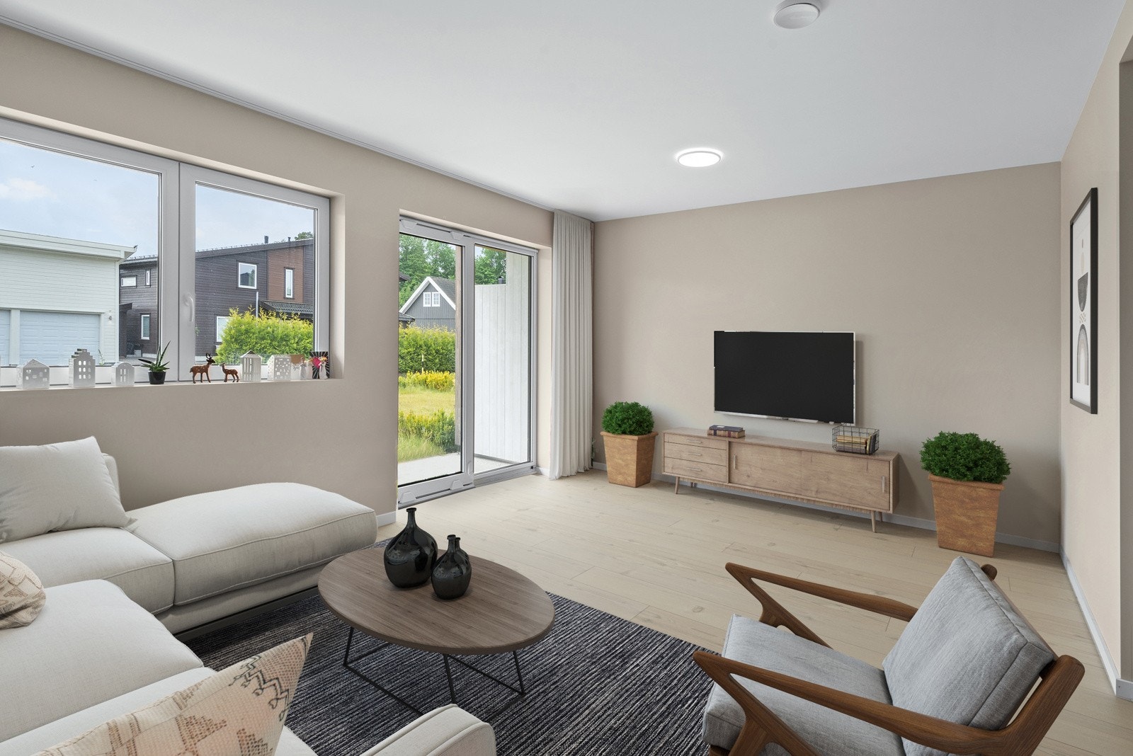 Store gode vindusflater og skyvedør ut til platting og hage. Her er det rikelig med naturlig lys og man får en god romfølelse. (Bildet er digitalt møblert) Galleribilde