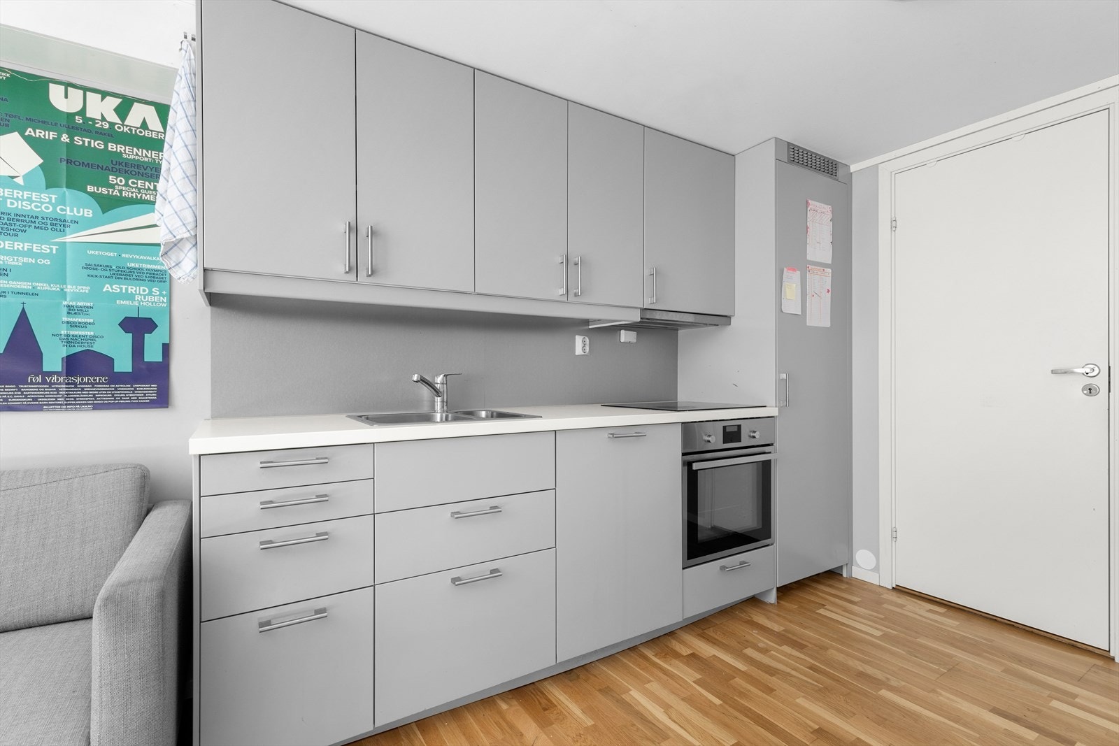 Kjøkkenet har integrerte hvitevarer som oppvaskmaskin, stekovn, platetopp, ventilator og kjøleskap. Galleribilde