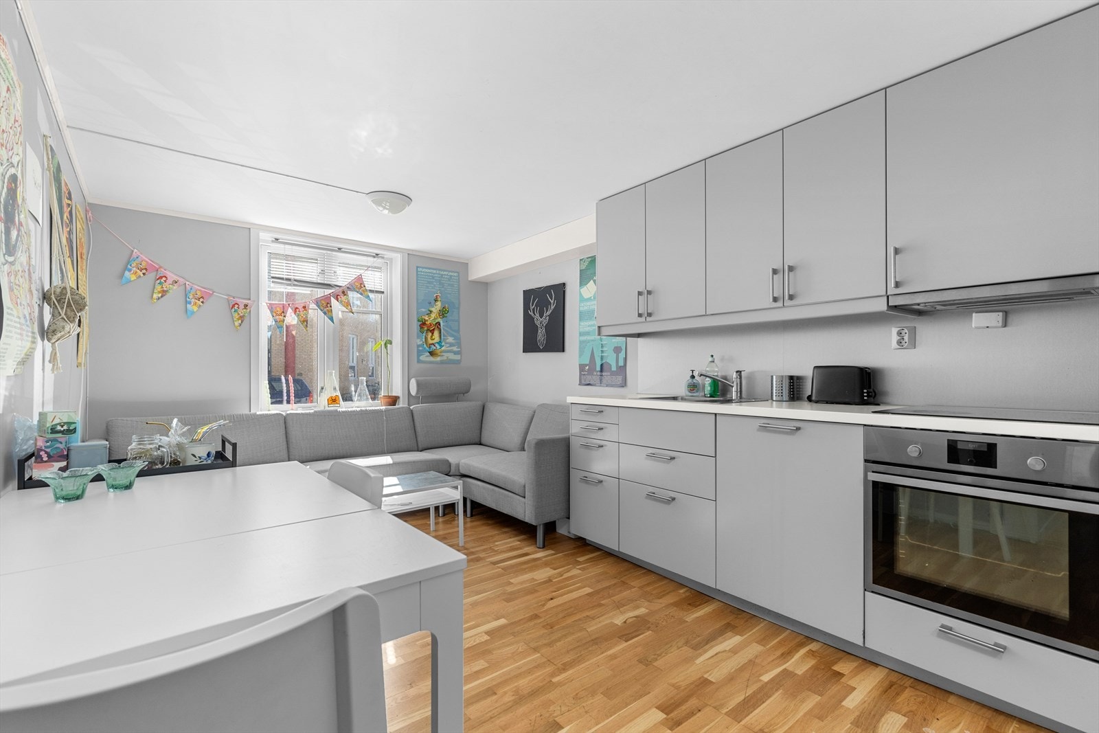 Et pent kjøkken med god teknisk standard etter takstmanns vurdering til tilstandsgrad 1. Galleribilde