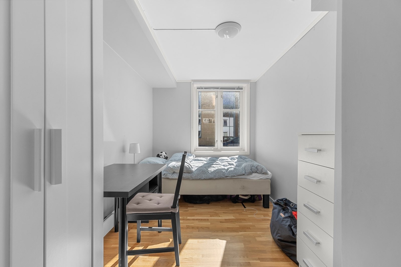 Alle "tørre" rom har parkettgulv og begge badene har flislagt gulv og vegger. Galleribilde