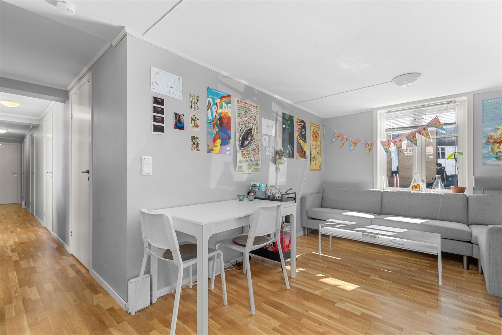 Stuen og kjøkkenet i 1. etasje er i en flott åpen løsning på 15m². Galleribilde