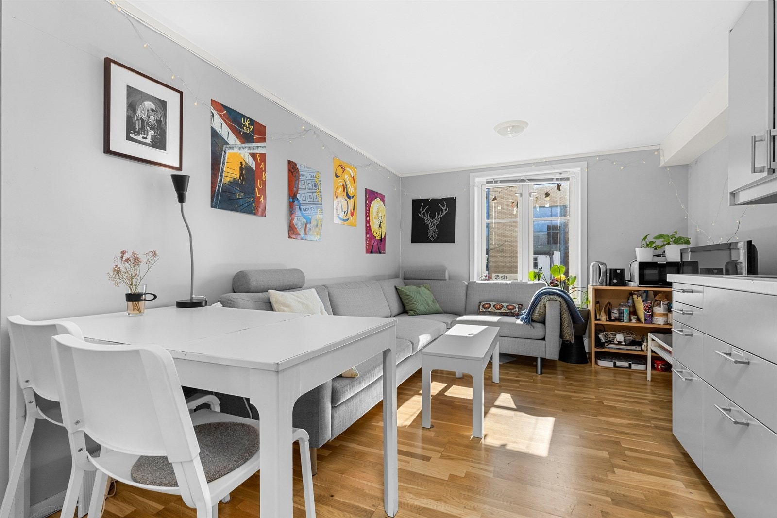 Alle soverommene i boligen ligger i praktisk tilknytning til en svalgang på 10m² i begge etasjene. Galleribilde