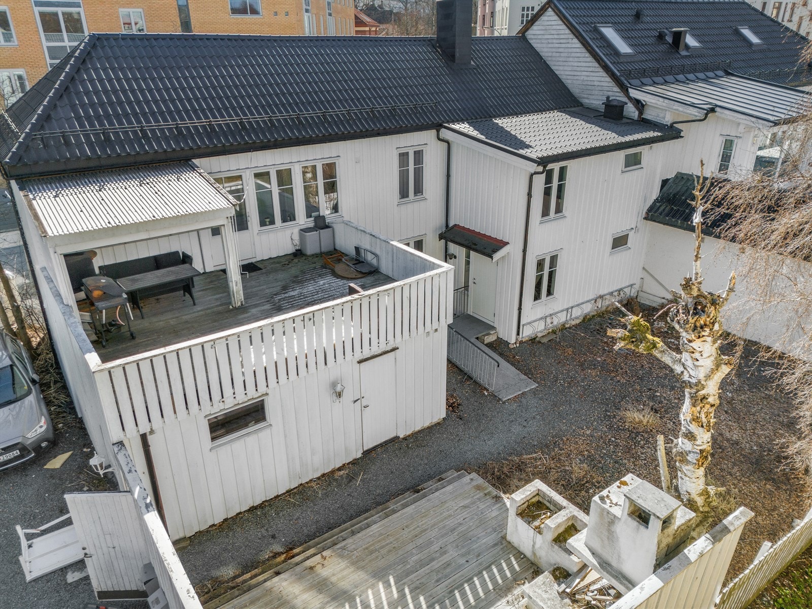Det er flotte uteplasser både i 1. og 2. etasje. Med både stor takterrasse og et stort hageområde med platting. Galleribilde