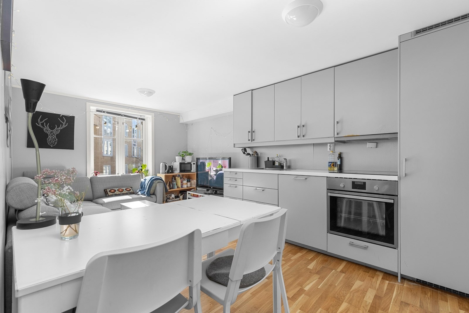 I liket med kjøkkenet i 1. etasje er det integrerte hvitevarer som oppvaskmaskin, stekovn, platetopp, ventilator og kjøleskap. Galleribilde